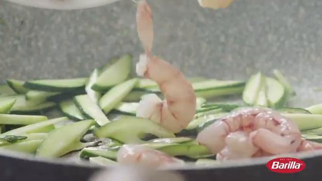 Спагетти с креветками, цукини и помидорами