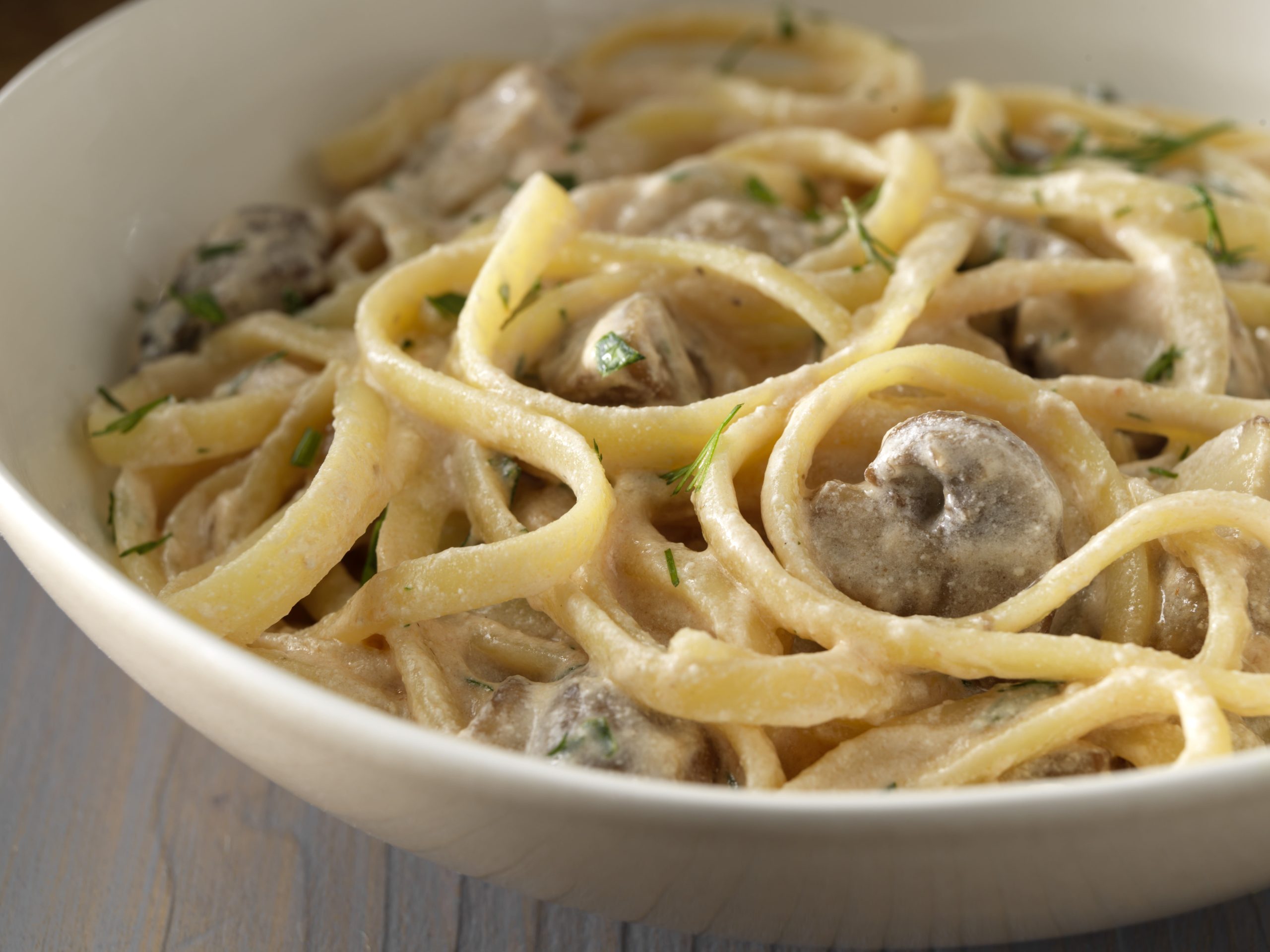 Феттуччине с белыми грибами и беконом