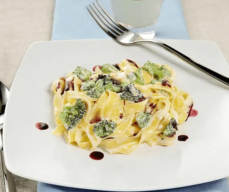 Феттуччине с Ламбруско, брокколи и сыром