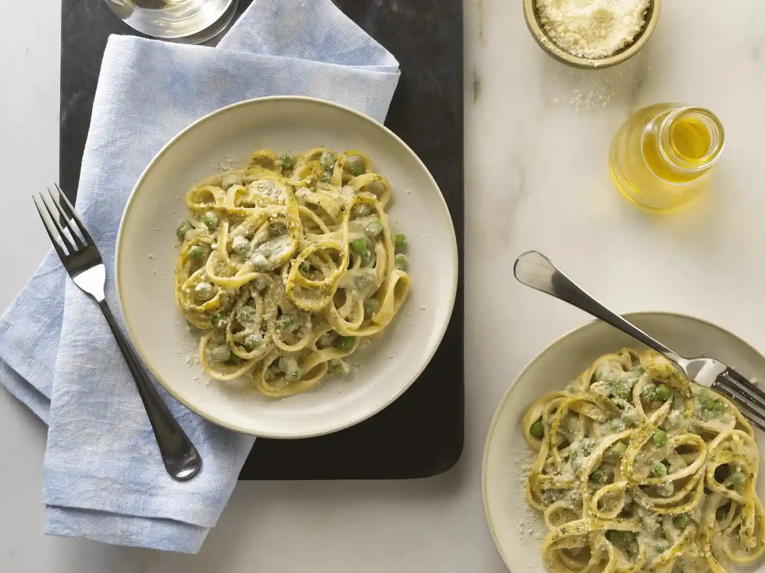 Феттуччине с луком-пореем, зеленым горошком и сырным соусом