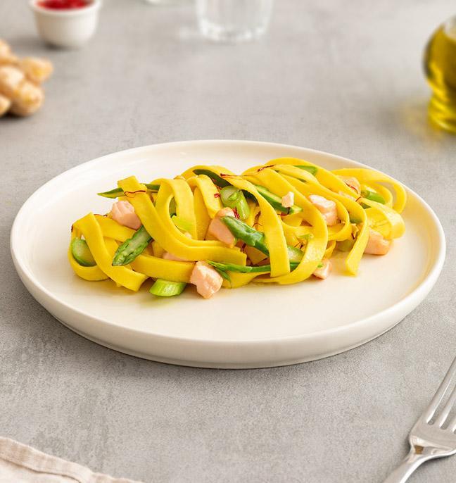 Феттуччине со спаржей, беконом и сливочным соусом