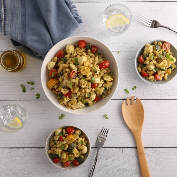 Салат из Киффери Ригати с вялеными томатами, тунцом и фисташками