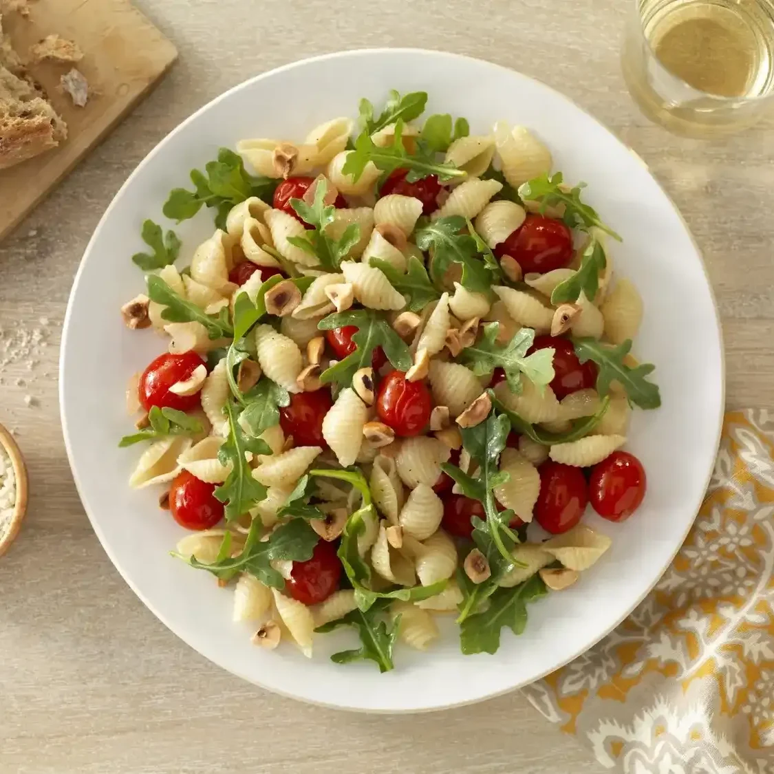 Конкилье Ригате с руколой, томатами черри и орехами