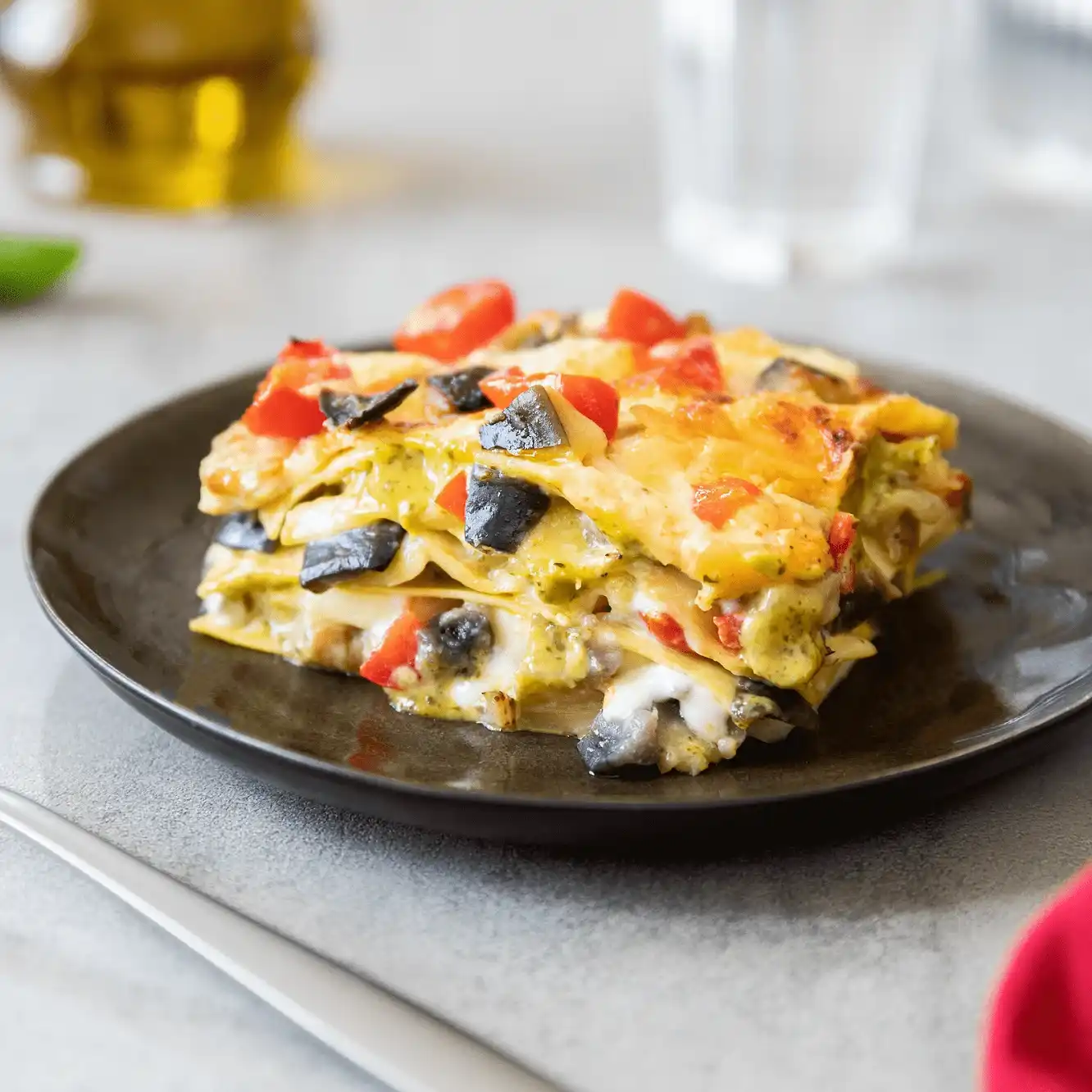 Лазанья с баклажаном, соусом песто и томатами черри