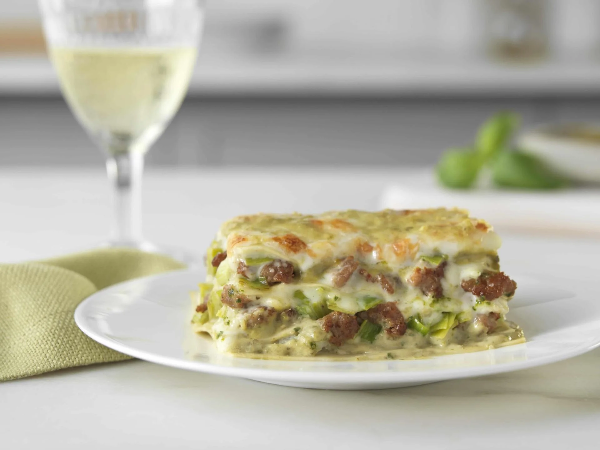 Лазанья с колбасками и луком-пореем