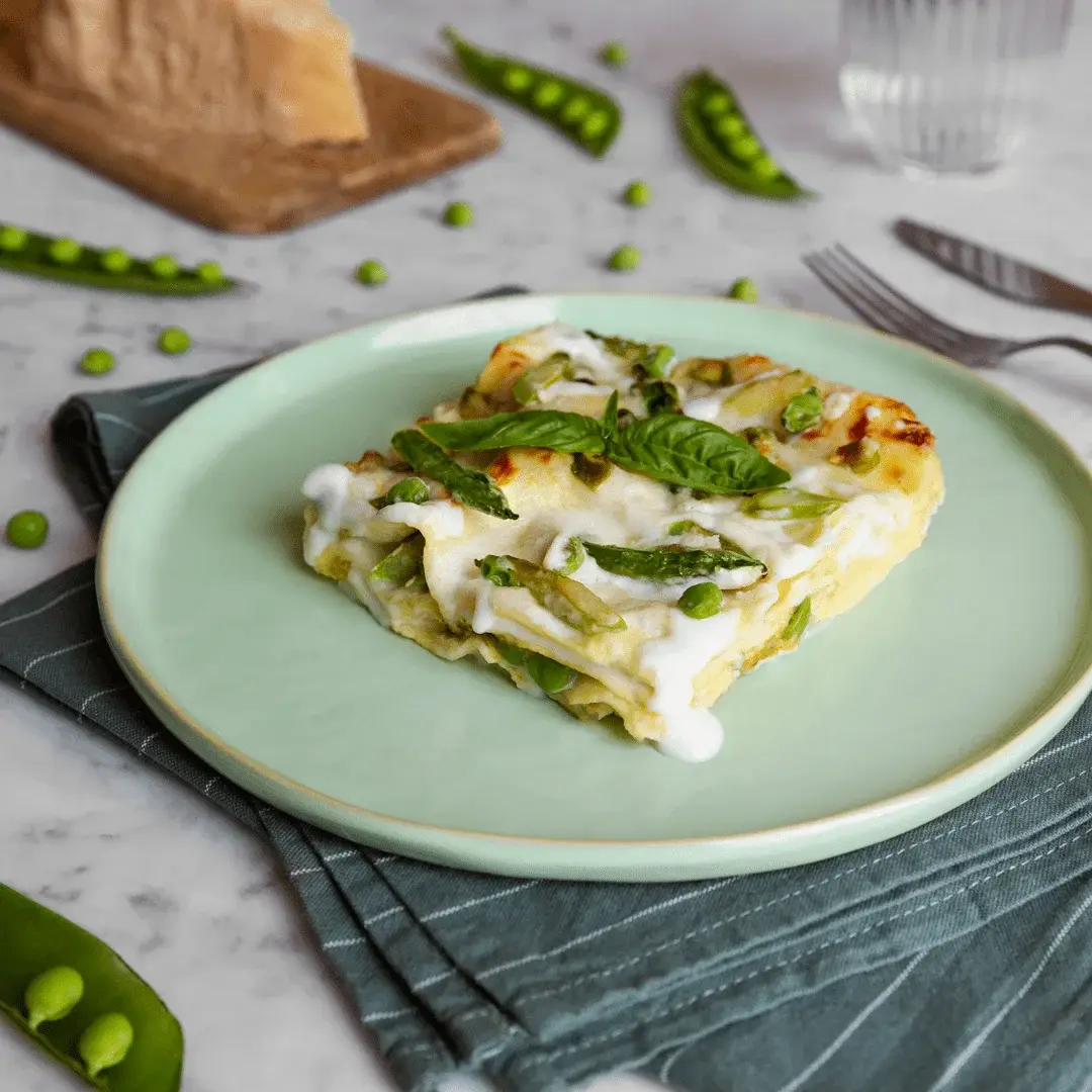 Лазанья с соусом песто, спаржей и горохом