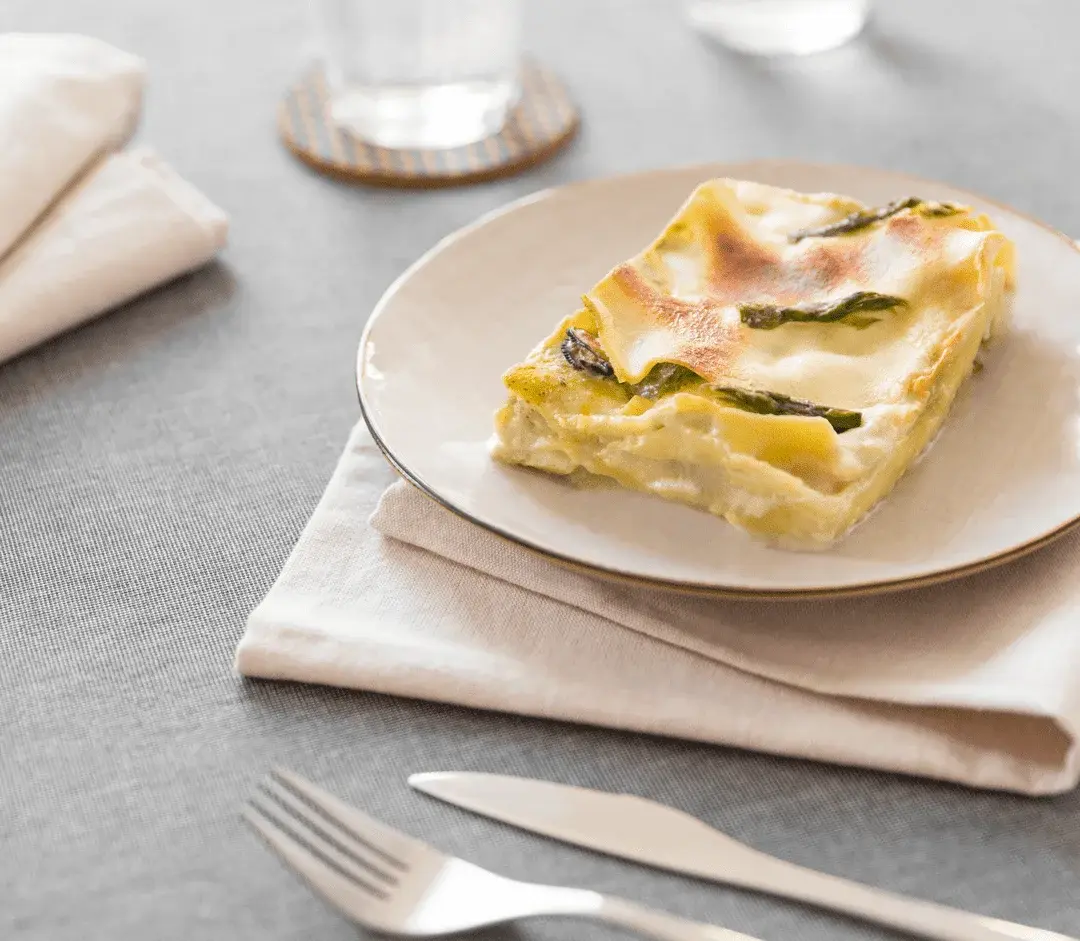 Лазанья с соусом песто, спаржей и мидиями