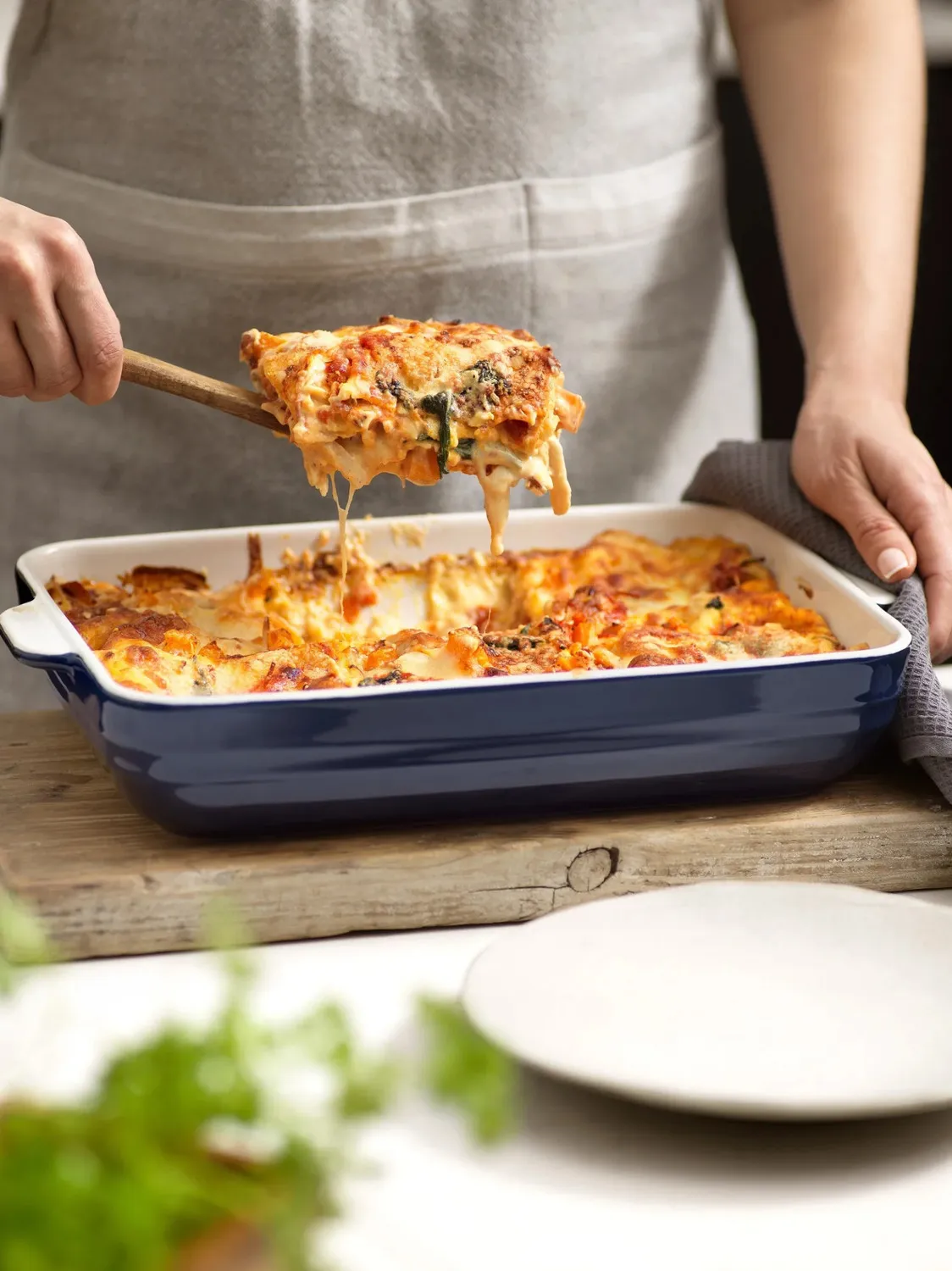 Лазанья с сырным соусом и овощами