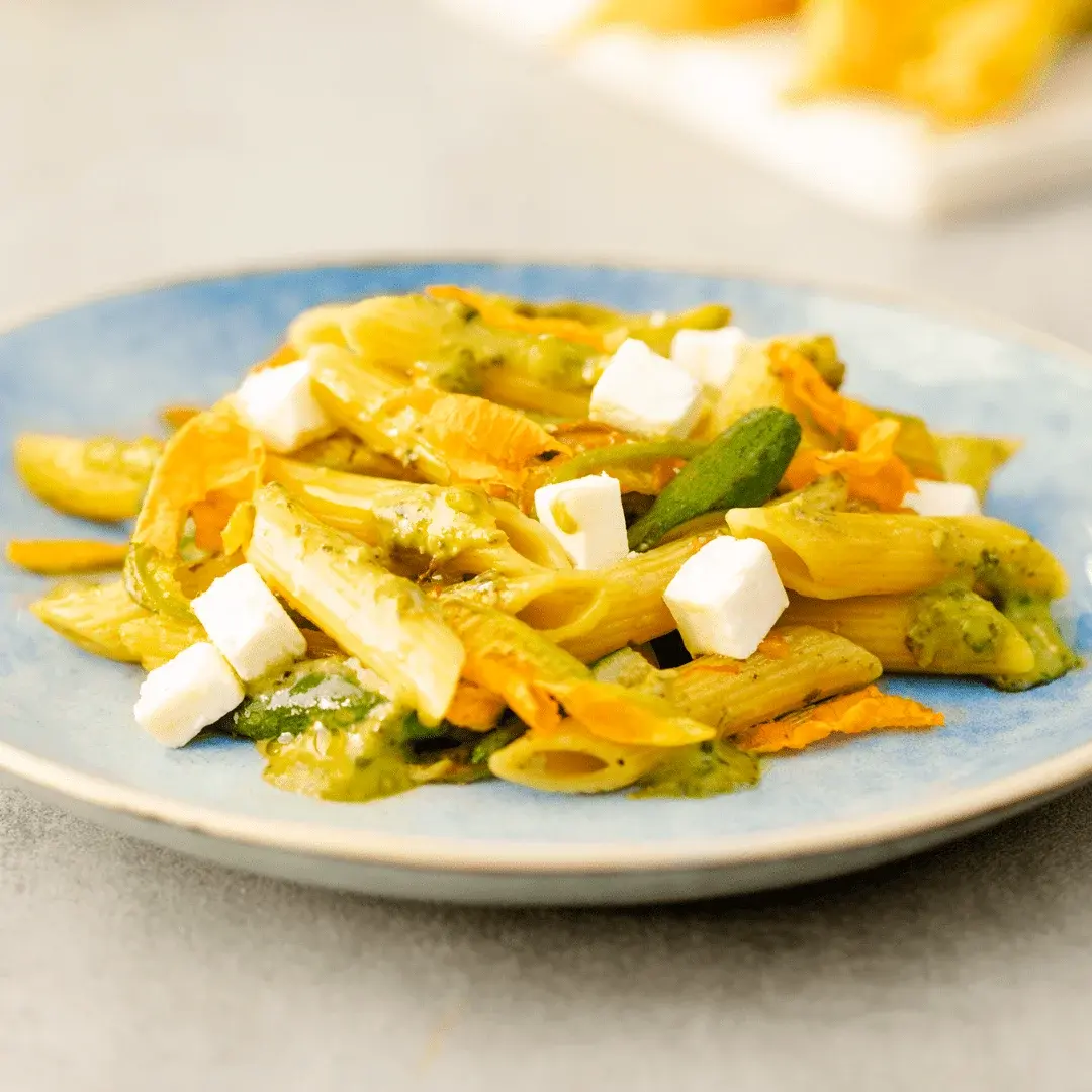 Пенне Ригате с соусом песто Дженовезе, цукини и их соцветиями