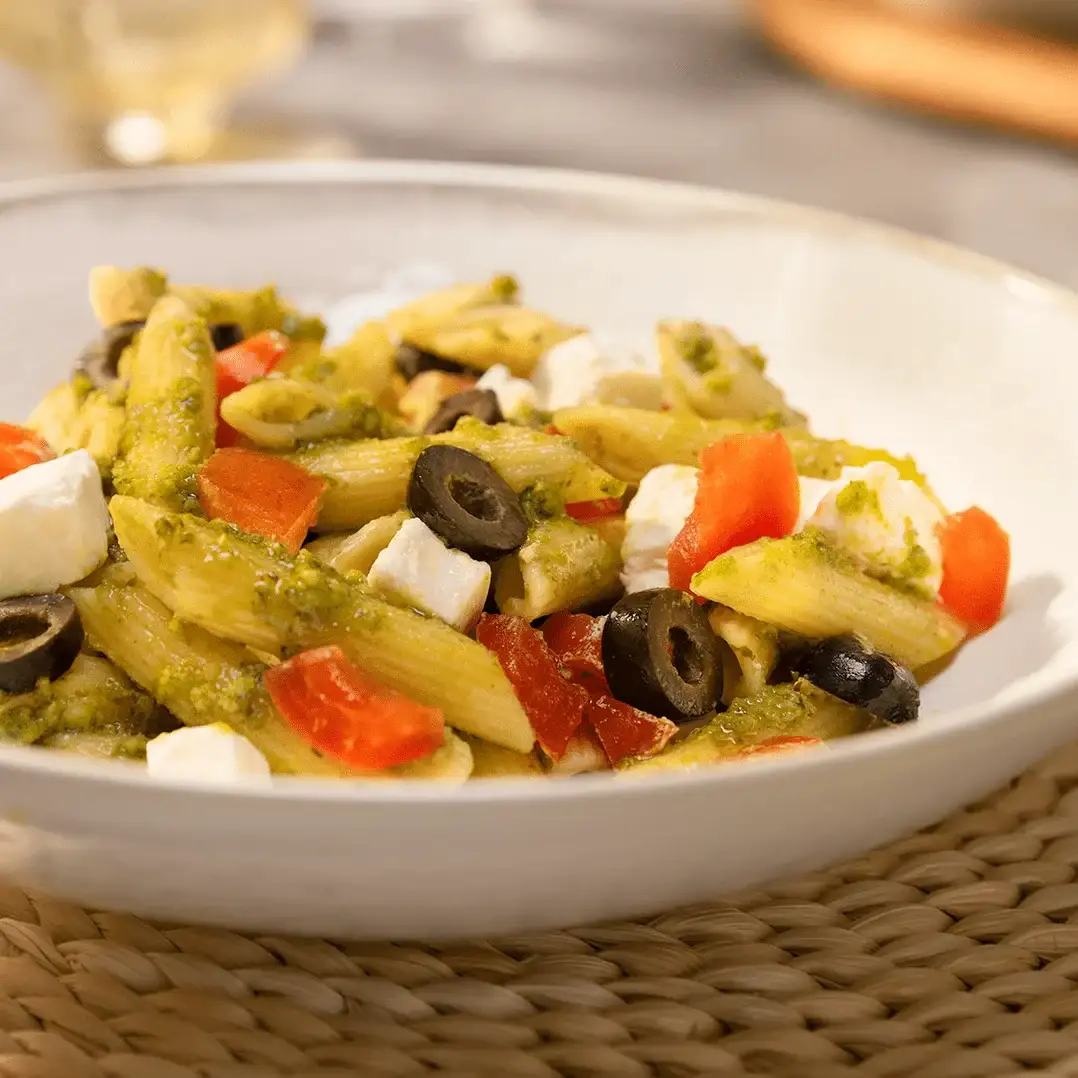 Салат с Пенне, песто Дженовезе и Фетой