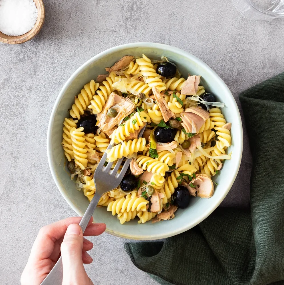 Салат с Фузилли, тунцом, каперсами и мятой