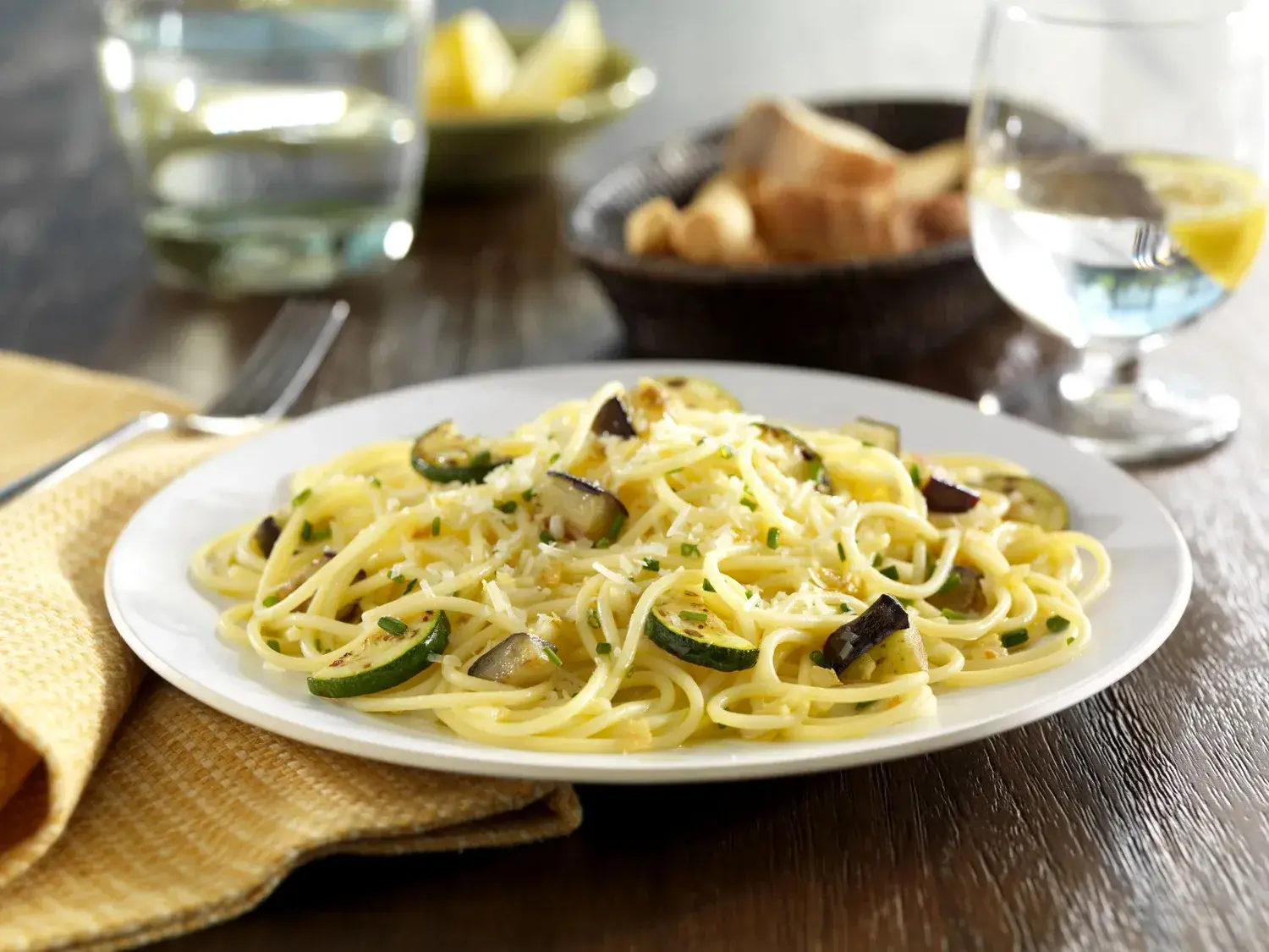 Спагетти с соусом песто, баклажанами и цукини