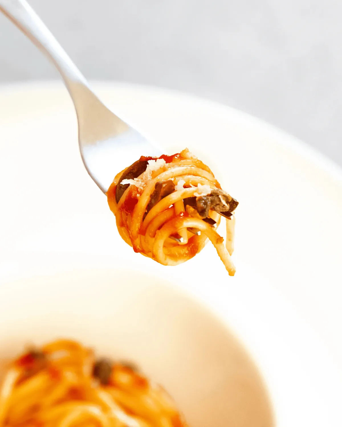 Спагеттони с баклажанами, томатами черри и оливками