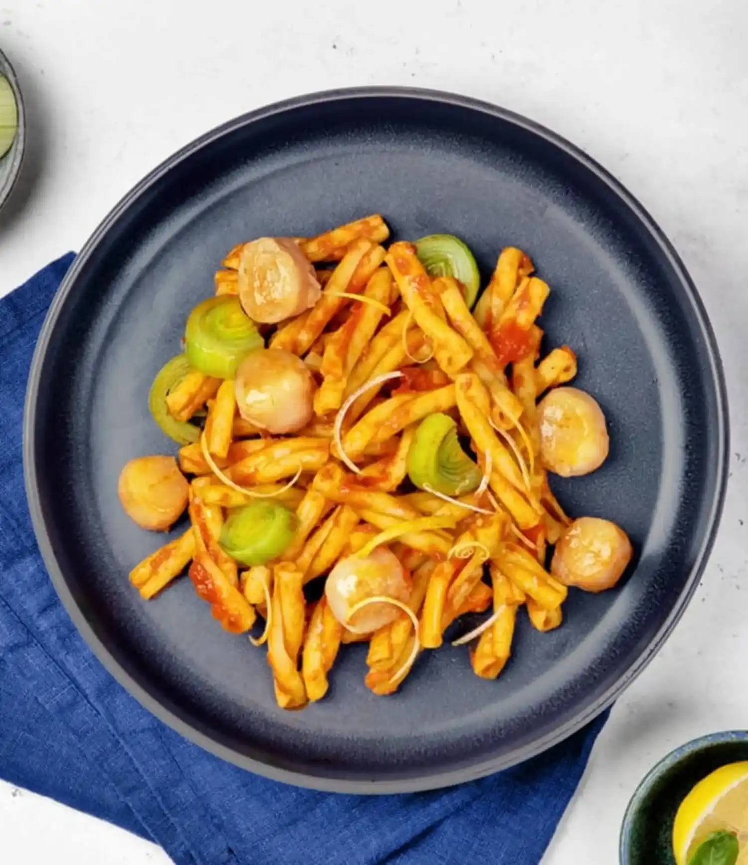 Казаречче с гребешками, томатным соусом и фенхелем