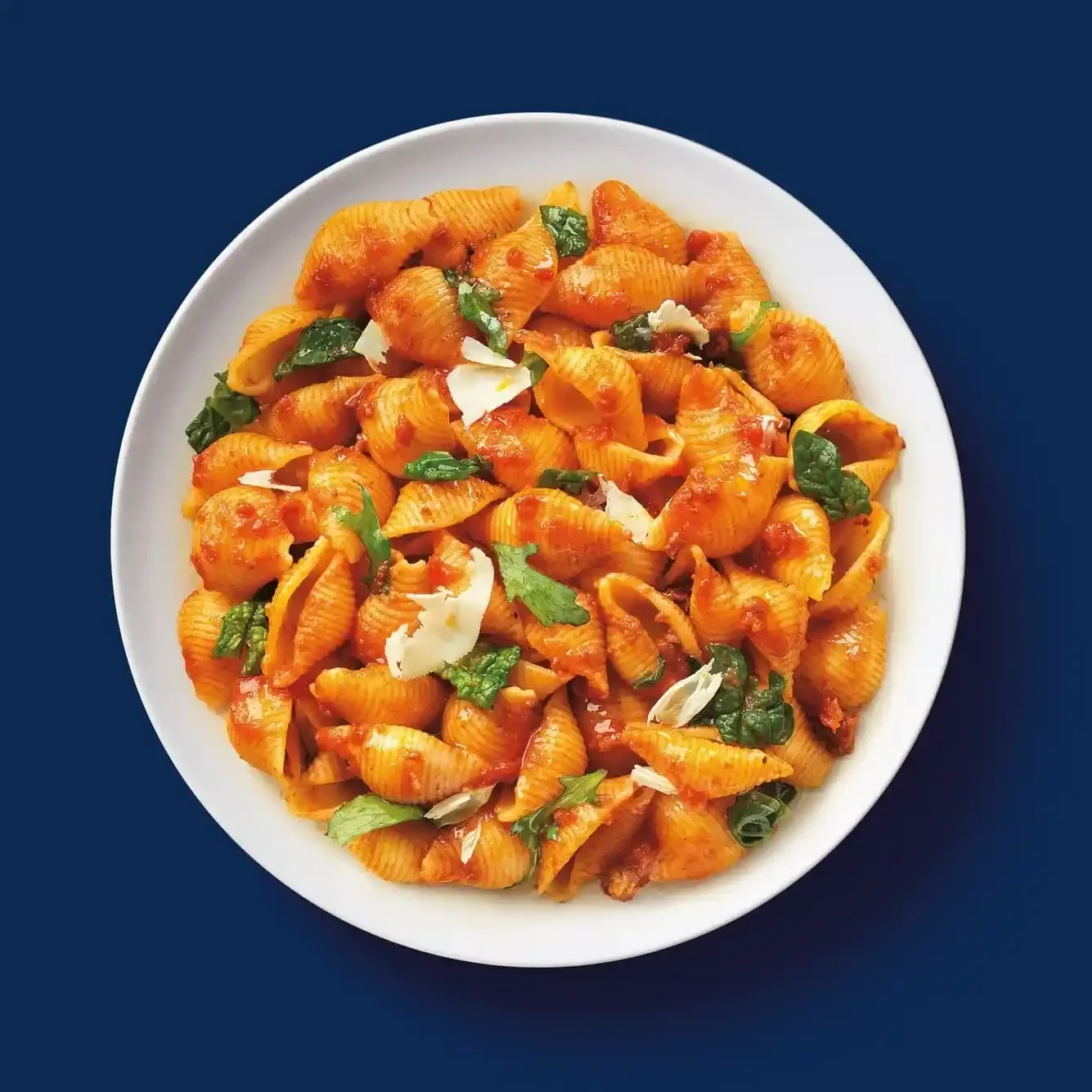 Конкилье Ригате со свиными колбасками, шпинатом и рукколой