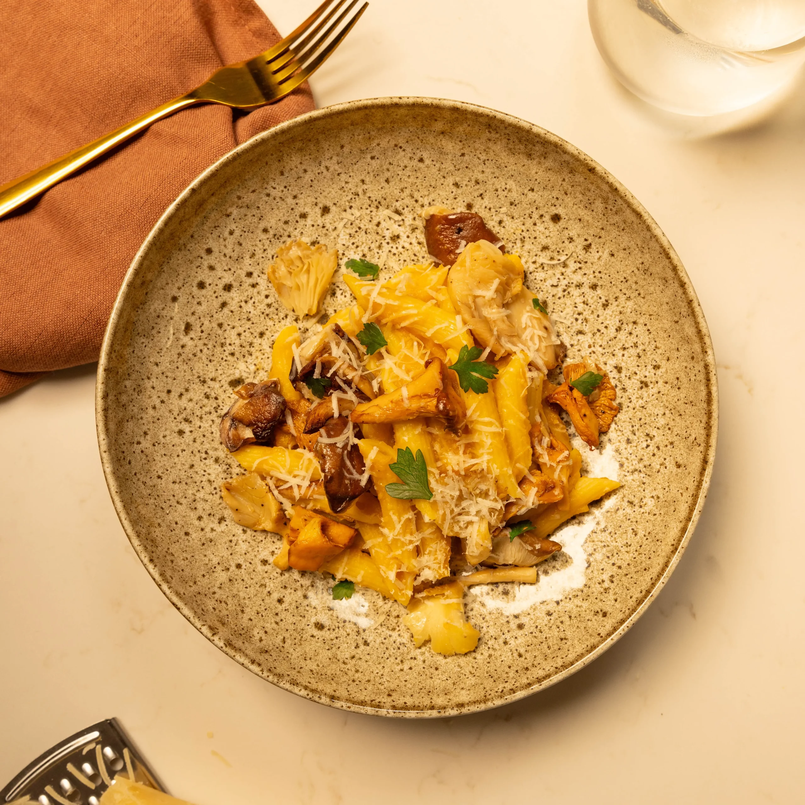 Пеннетте с лисичками и кремом из тыквы