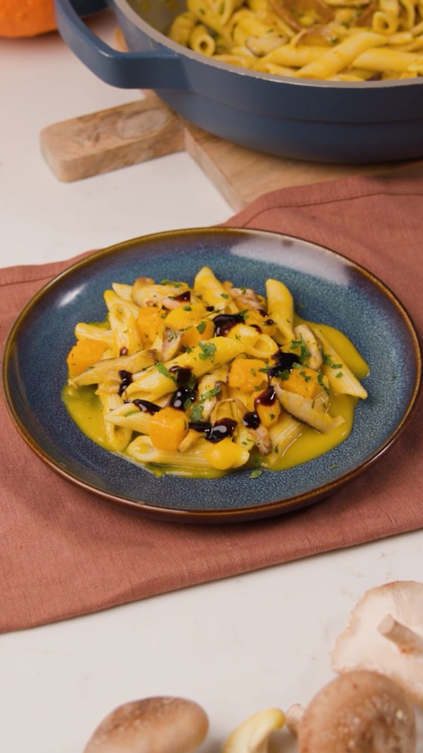 Пеннетте с шампиньонами, кремом из тыквы и бальзамическим уксусом