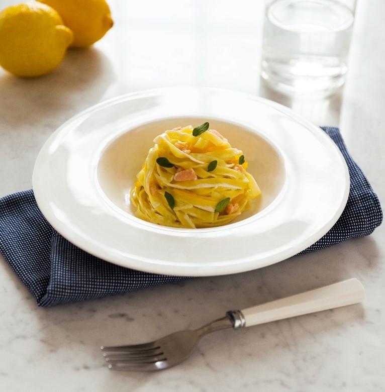 Тальятелле с копченым лососем, желтым перцем и травами