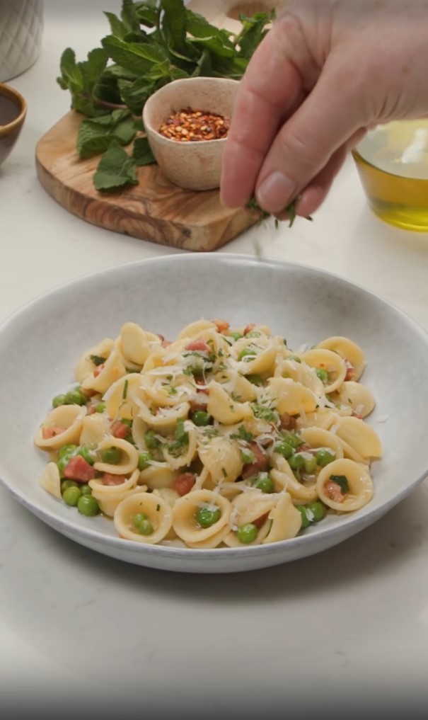 Орекькетте с панчеттой, горохом и мятой